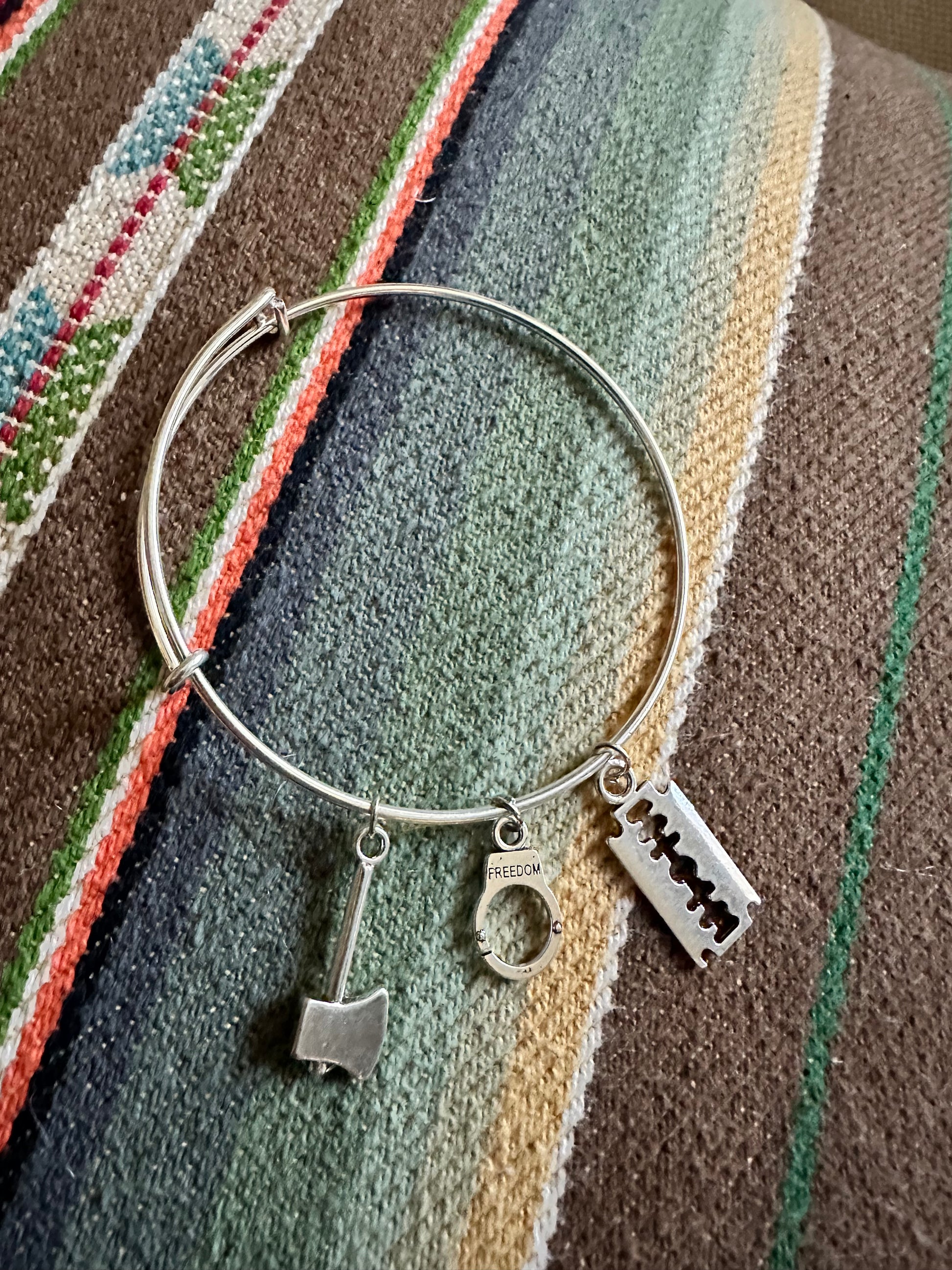 Self defense bracelet