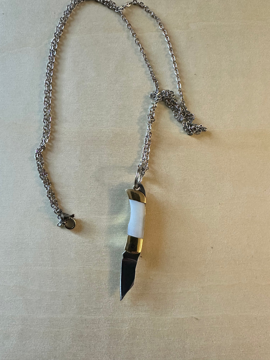 White cutty necklace