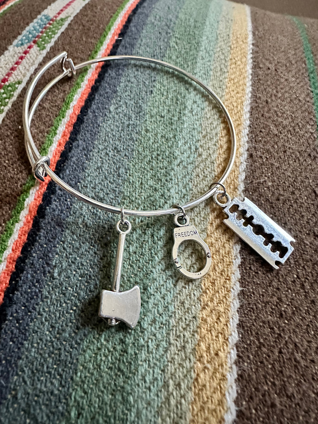 Self defense bracelet