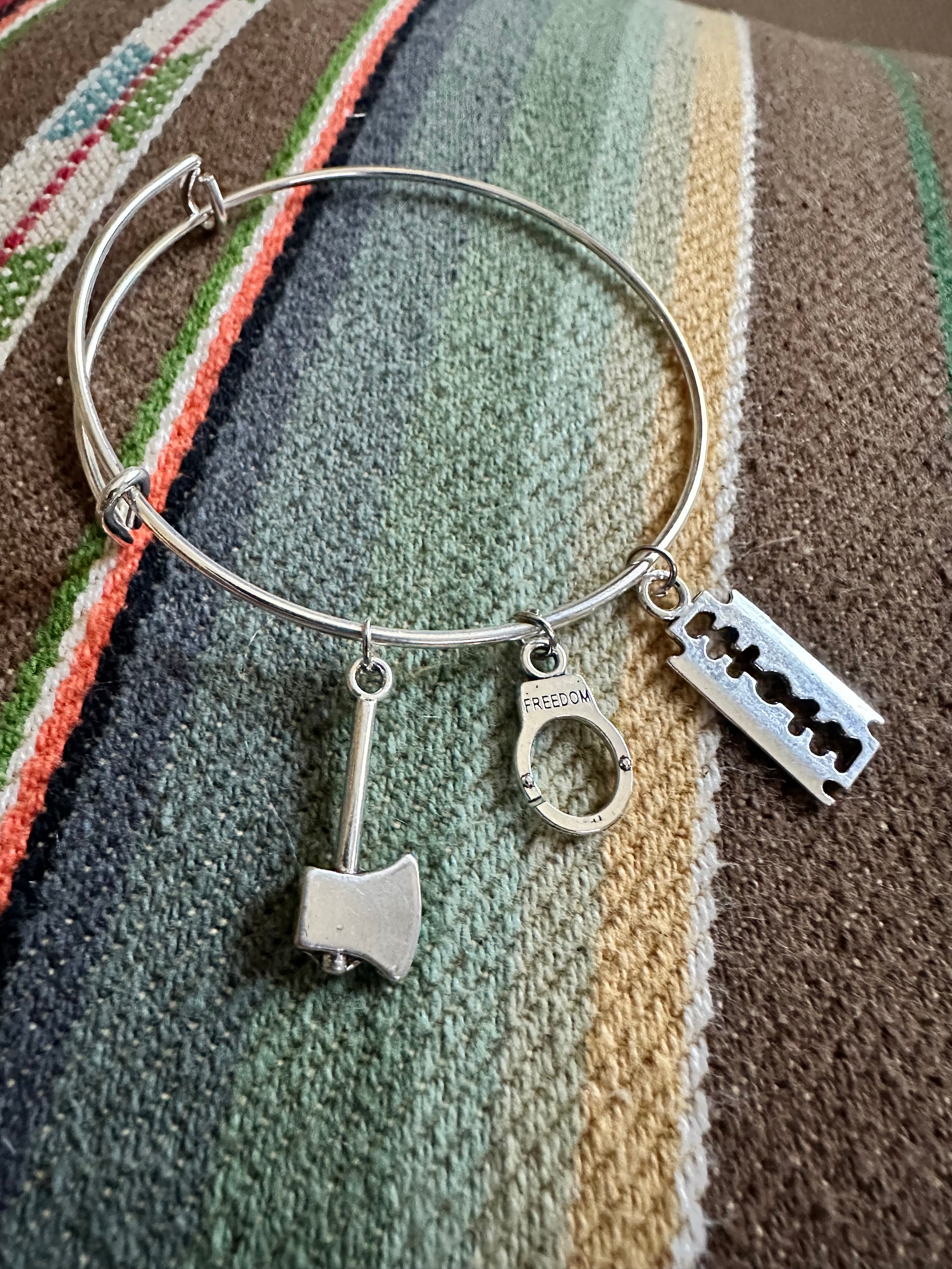 Self defense bracelet
