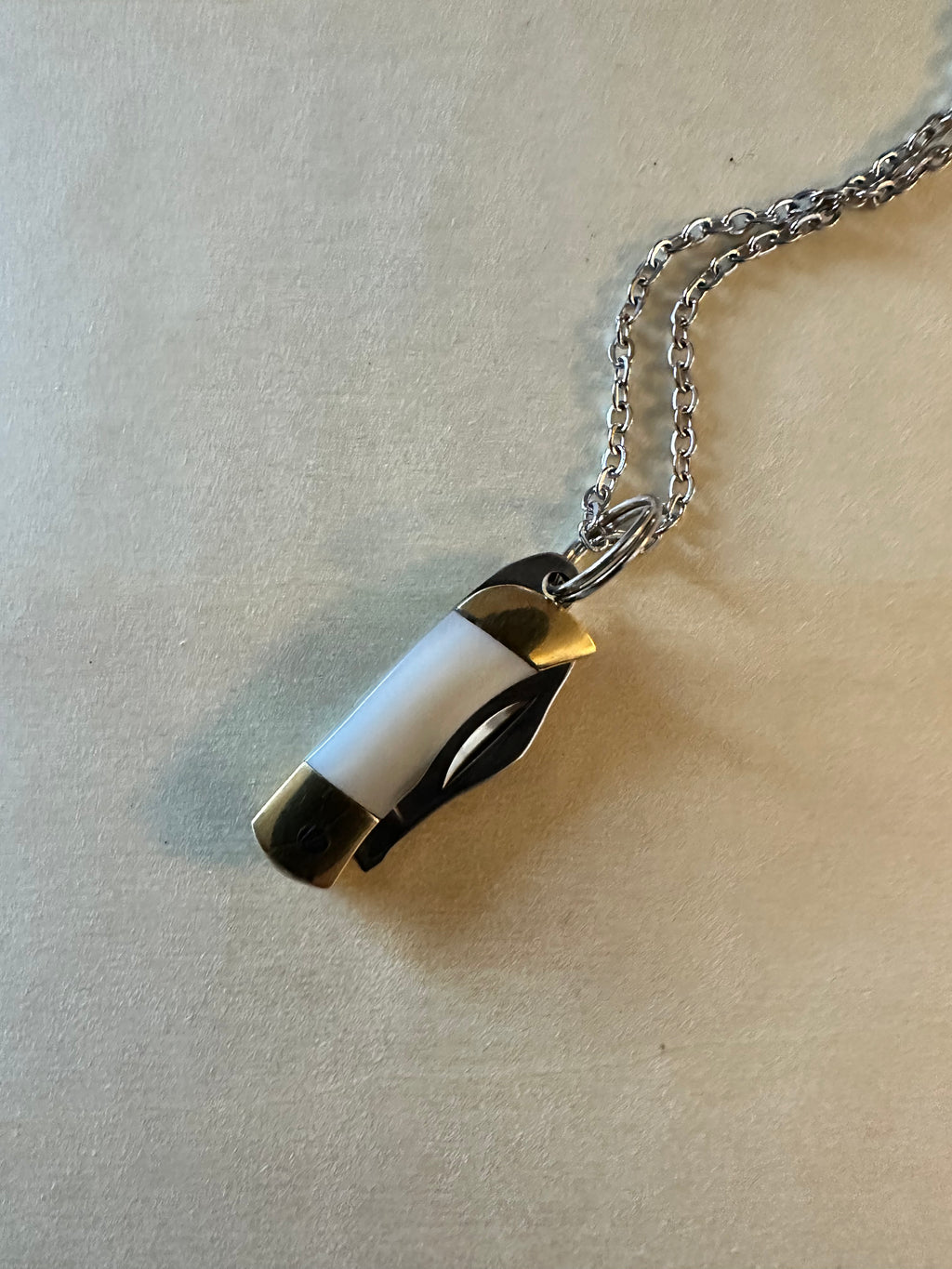 White cutty necklace