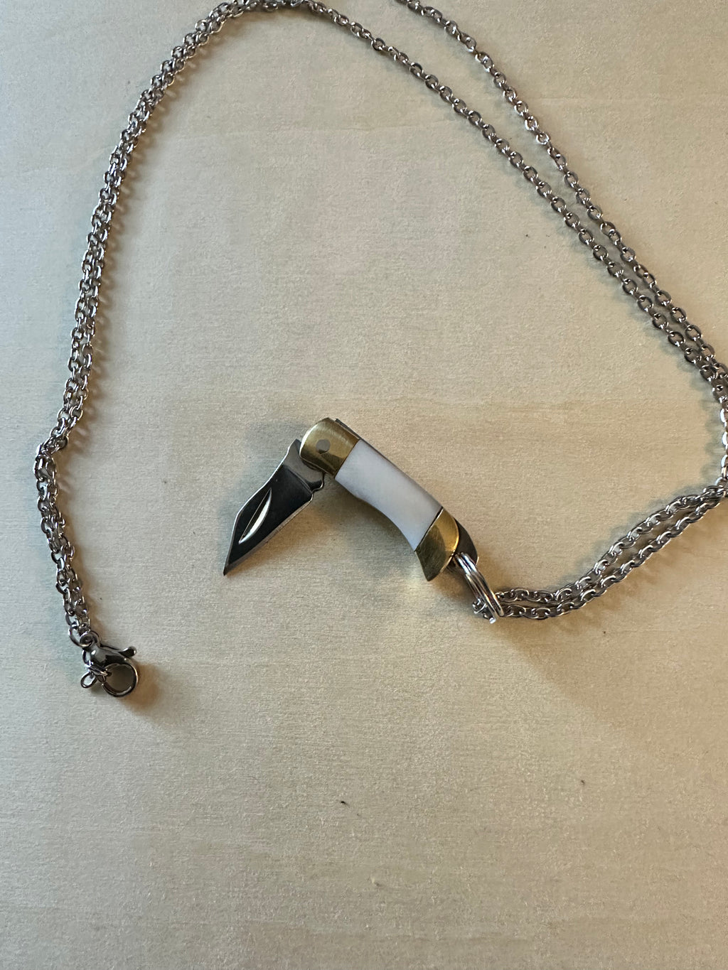 White cutty necklace