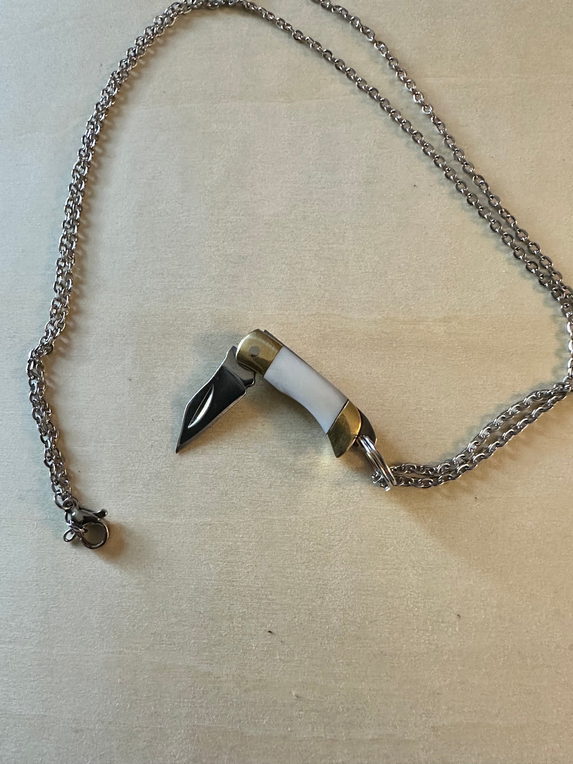 White cutty necklace