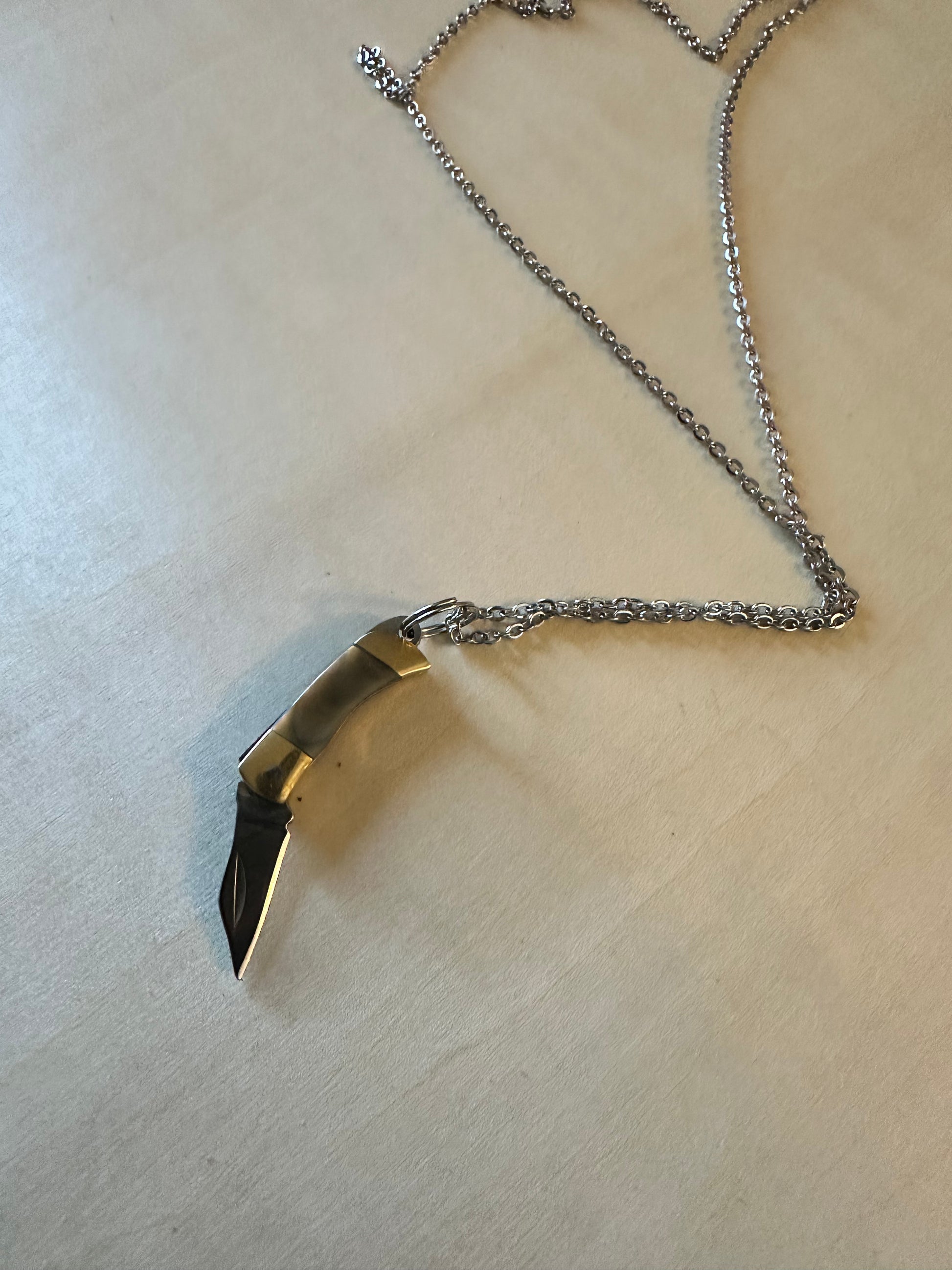 Dark cutty necklace