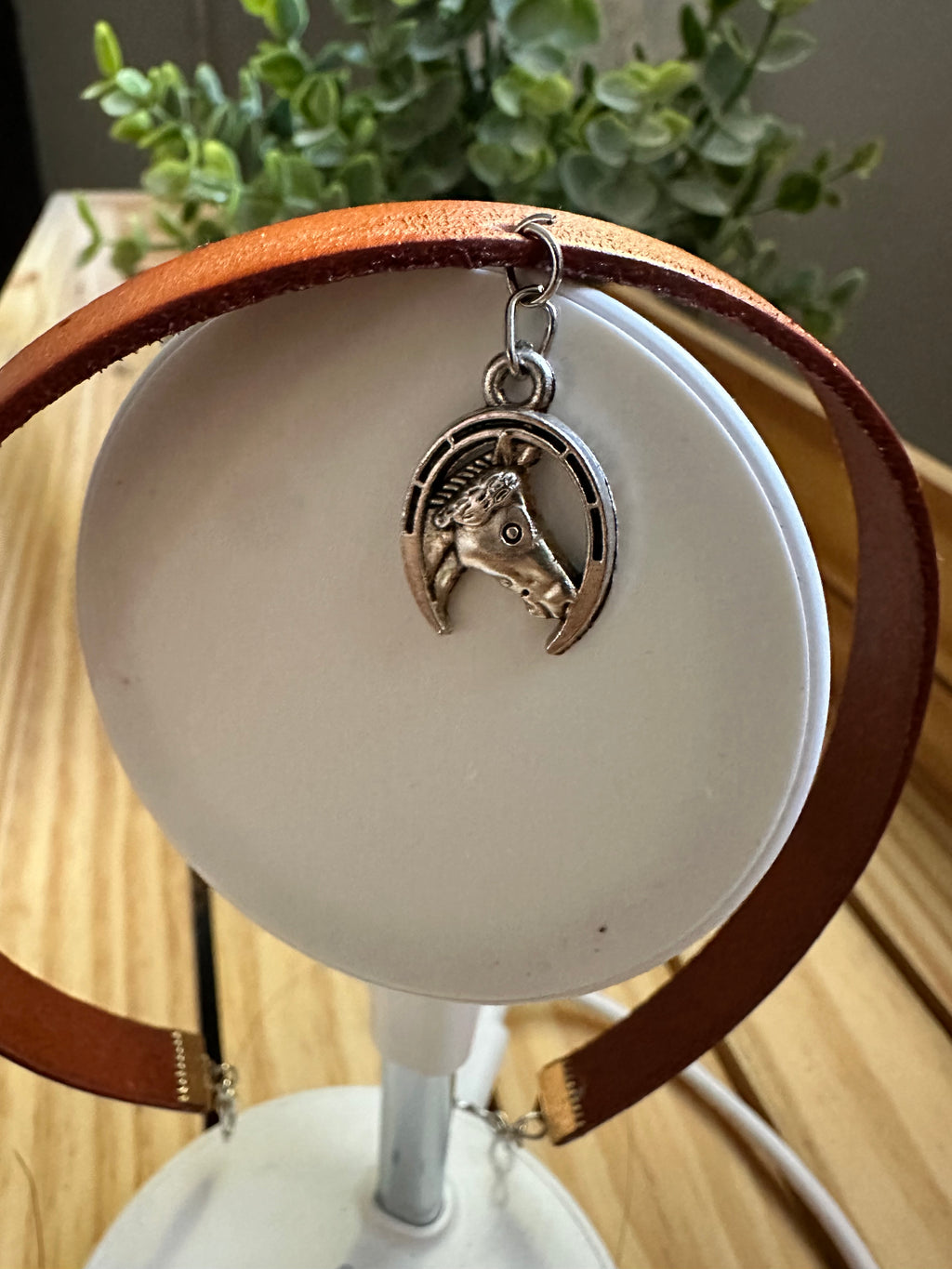 Horse shield choker