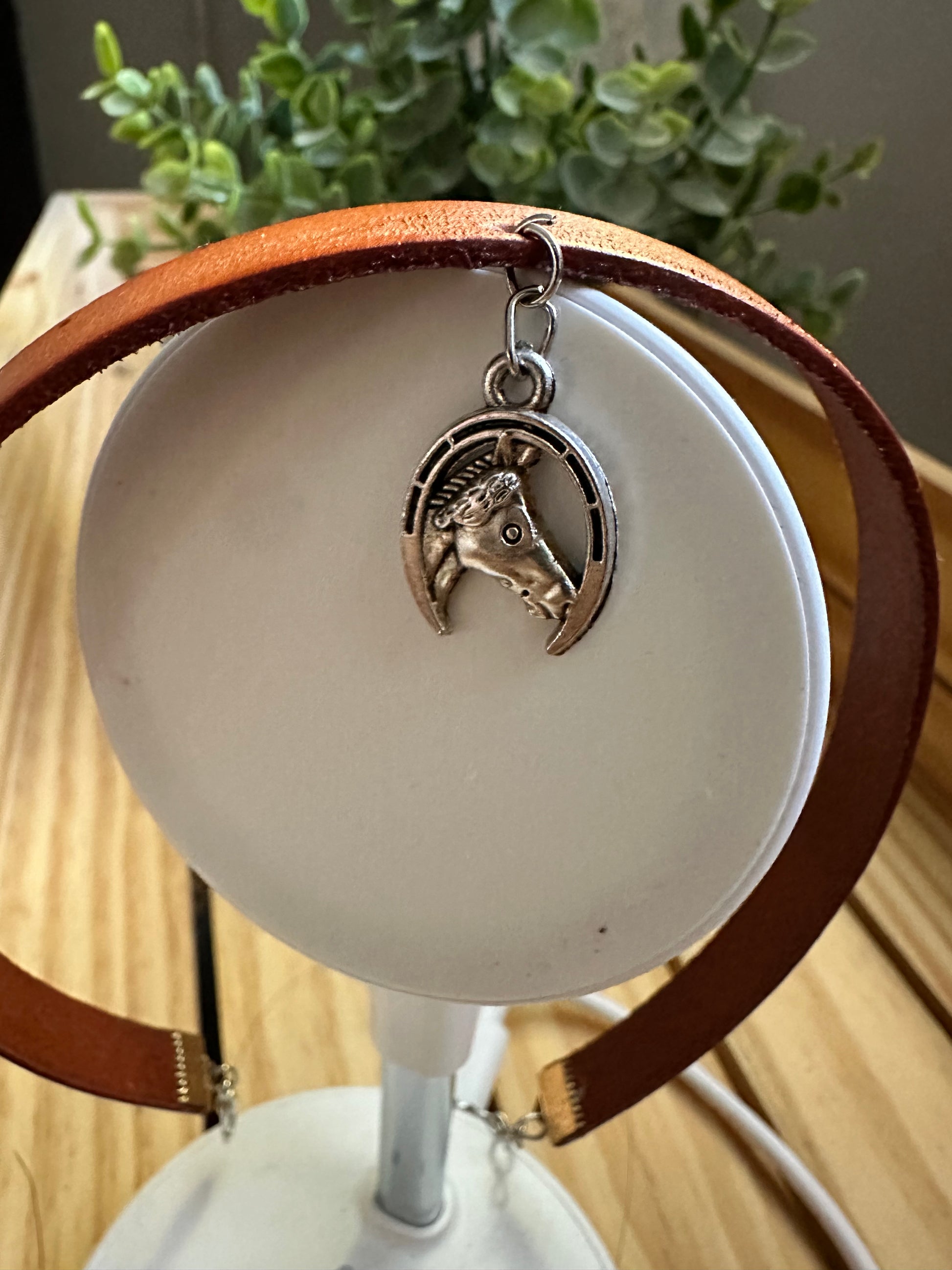 Horse shield choker