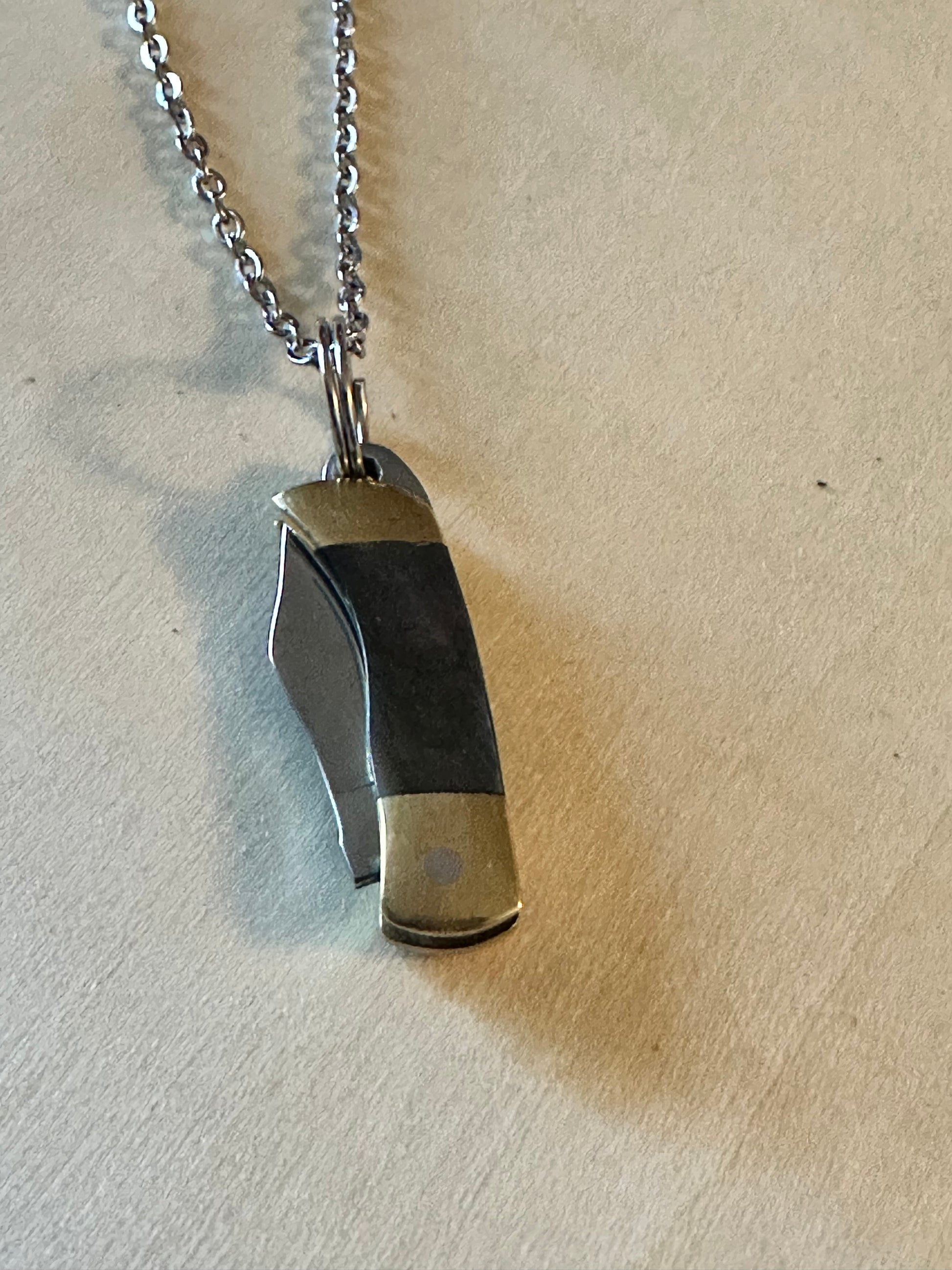 Dark cutty necklace